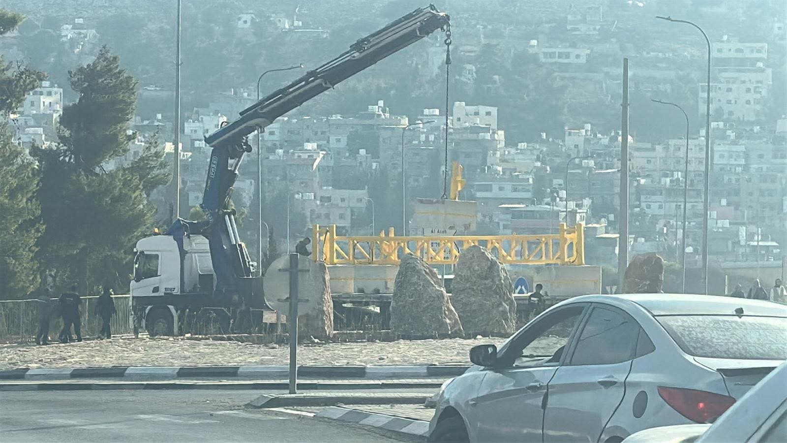 الاحتلال ينصب بوابة حديدية عند مدخل مخماس